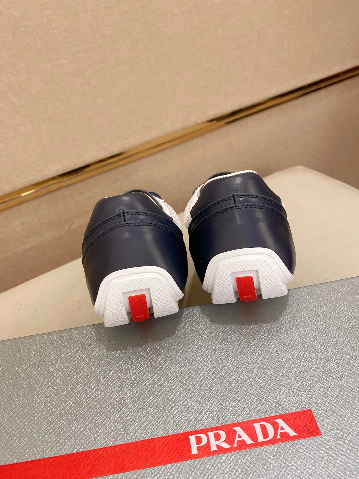 Men's shoes 💰 480💰 ✔️✔️✔️Top high version High-quality new PRADA (Prada) counters are launched at the same time. The new men's shoes and 😘fabrics are purely handmade in Niujing. Lining: Full cowhide lining. 👍🏿High-end☄️Open-molded non-slip rubber outsole, exquisite lines, simple and elegant, comfortable and high-end for leisure travel. Code number: 38-44. Can be customized45